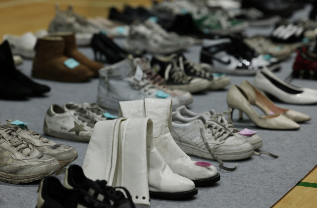 1일 서울 용산 원효로다목적체육관에 마련된 이태원 참사 유실물 센터에 현장에서 발견된 희생자들의 신발이 놓여 있다. 연합뉴스
