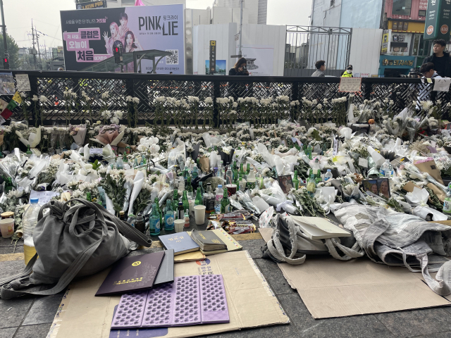 이태원역 1번 출구에 마련된 이태원 참사 추모공간에 1일 오전 시민들이 놓여간 국화꽃이 놓여있다. 박신원 기자