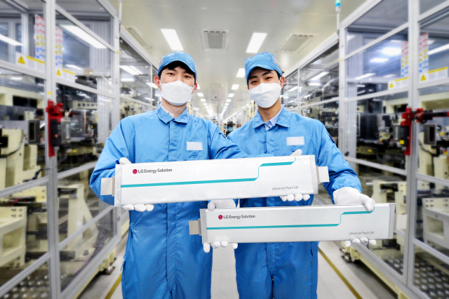 LG에너지솔루션 오창 공장 직원들이 회사가 개발한 롱셀 배터리를 선보이고 있다. 사진 제공=LG에너지솔루션