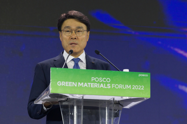 최정우 포스코그룹 회장이 1일 인천 송도 컨벤시아에서 열린 '친환경소재포럼 2022'에서 기조연설을 하고 있다. 사진 제공=포스코