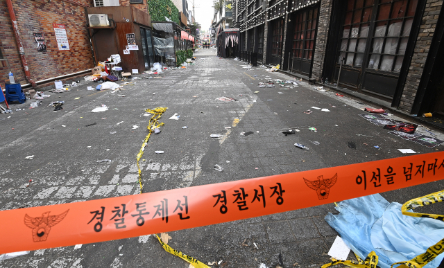 이태원 참사 발생 나흘째인 1일 서울 용산구 이태원 셰계음식거리가 경찰의 통제선으로 막혀 있다. 거리는 참사 당시를 설명하듯 매우 어수선한 모습을 보이고 있다. 오승현 기자