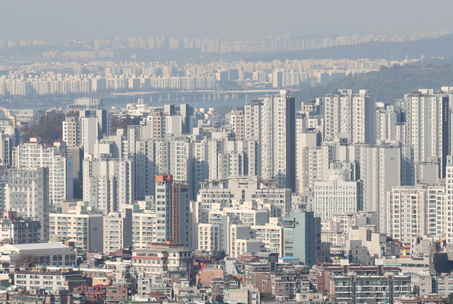 서울 남산에서 바라본 아파트 단지의 모습. /연합뉴스