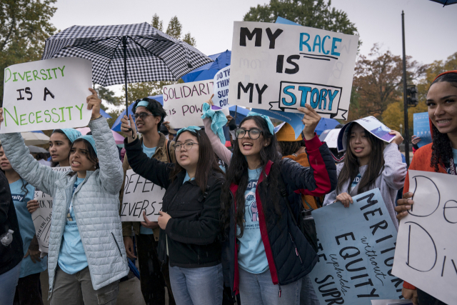 10월 31일(현지 시간) 미국 워싱턴DC에 있는 연방대법원에서 소수인종을 배려하는 대학 입학 제도인 ‘어퍼머티브 액션’의 합헌 여부에 대한 심리가 시작된 가운데 제도를 옹호하는 학생들이 시위를 벌이고 있다. AP연합뉴스