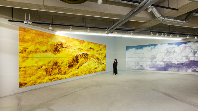 홍순명의 '풍경-아이러니'(오른쪽)와 ‘바다-태풍’이 전시된 사비나미술관 2층 전경. /사진제공=사비나미술관
