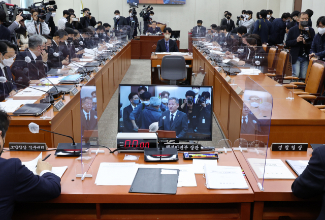 이상민 행정안전부 장관이 1일 국회에서 열린 이태원 참사 관련 행안위 전체회의에서 현안 보고를 하고 있다. / 연합뉴스