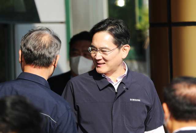 이재용 삼성전자 회장이 10월 28일 오후 광주 광산구 평동산업단지에 있는 협력회사를 방문하고 있다. 연합뉴스