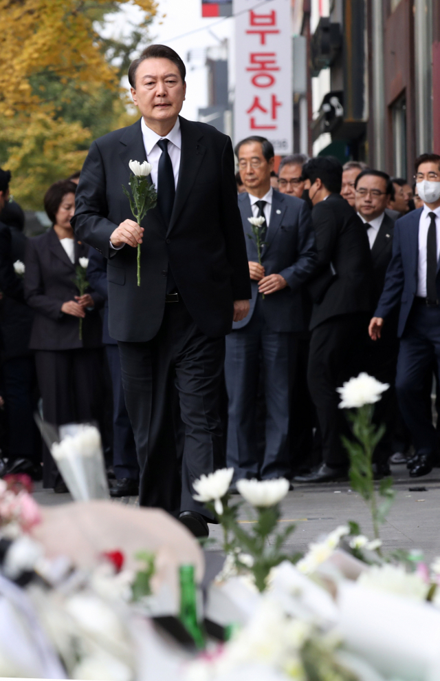 윤석열 대통령이 1일 서울 용산구 이태원역 1번 출구 앞 이태원 참사 추모 공간을 방문해 헌화하고 있다. 연합뉴스