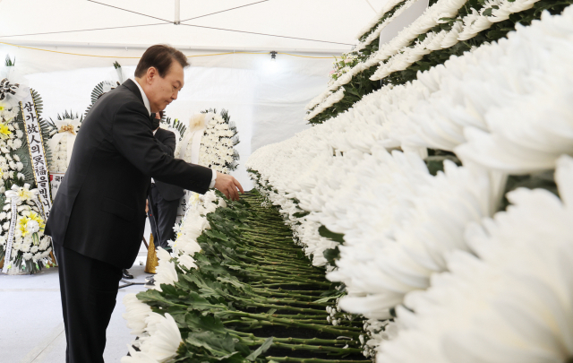 윤석열 대통령이 1일 서울 용산구 녹사평역 광장에 설치된 이태원 사고 사망자 합동분향소를 찾아 헌화하고 있다. /연합뉴스