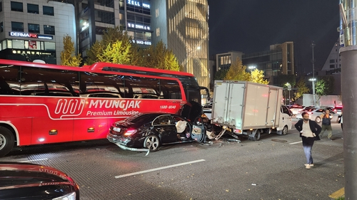 퇴근길 서울 청담사거리서 12중 추돌사고…3명 경상