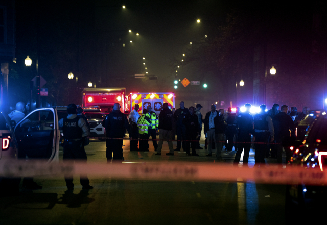 31일(현지 시간) 핼러윈 데이 당일 미국 일리노이주 시카고의 한 교차로에서 경찰과 소방 대원들이 총격이 발생한 현장에 출동해 있다. 이번 총격으로 10여명이 부상을 당한 것으로 파악됐다. AP연합뉴스