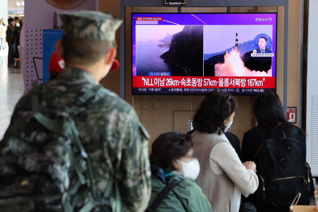 2일 오전 서울역에서 시민들이 북한 탄도미사일 발사 관련 뉴스를 보고 있다. 연합뉴스