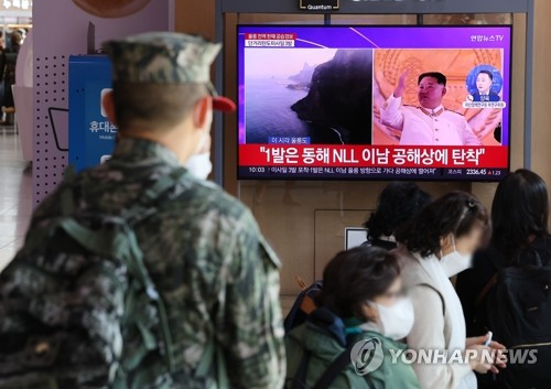 2일 오전 서울역에서 시민들이 북한 탄도미사일 발사 관련 뉴스를 보고 있다./연합뉴스