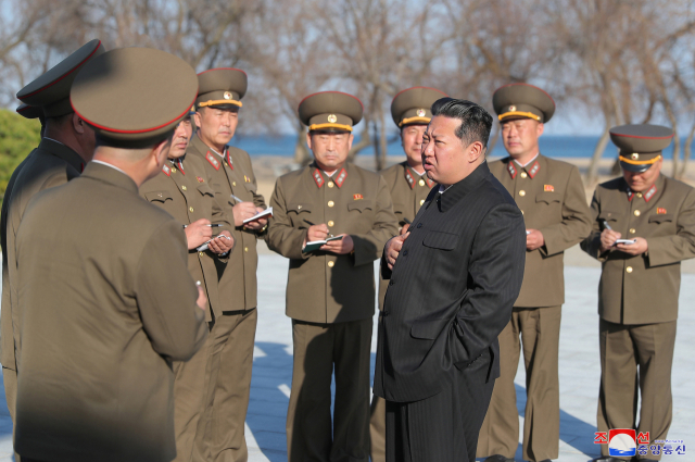 김정은 북한 국무위원장이 ‘신형 전술유도무기’ 시험 발사를 참관했다고 조선중앙통신이 보도했다. 연합뉴스