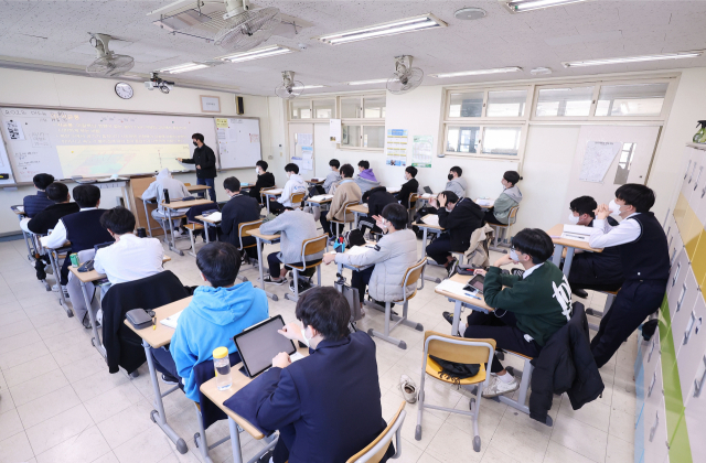 고3 수험생들이 지난달 18일 서울의 한 고등학교에서 수업을 듣고 있다. 연합뉴스