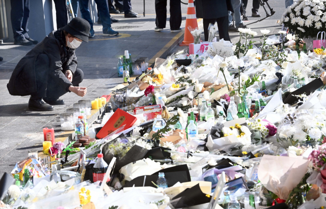 2일 서울 용산구 이태원역 1번 출구 앞 참사 추모 공간을 찾은 시민이 추모하고 있다. 이호재 기자.