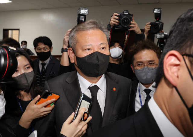 이상민 행정안전부 장관이 1일 국회에서 열린 행정안전위원회 전체회의에 참석한 뒤 취재진에게 둘러싸인 채 돌아가고 있다. 연합뉴스