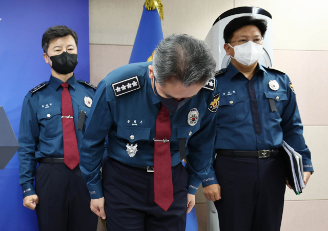 윤희근 경찰청장이 1일 서울 서대문구 경찰청에서 '이태원 참사'와 관련해 대국민 사과를 하고 있다. 연합뉴스