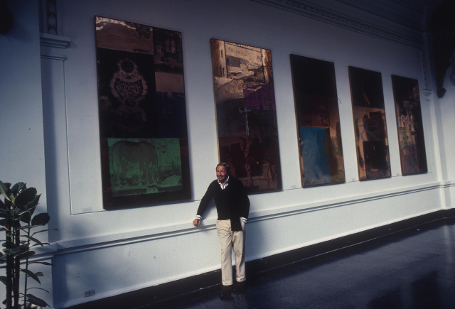 1985년 칠레 산티아고 국립미술관에서 '라우센버그 해외문화교류전'을 열고 '코퍼헤드 바이트' 연작 앞에 선 로버트 라우센버그. /사진제공=타데우스 로팍 ⓒ The Robert Rauschenberg Foundation