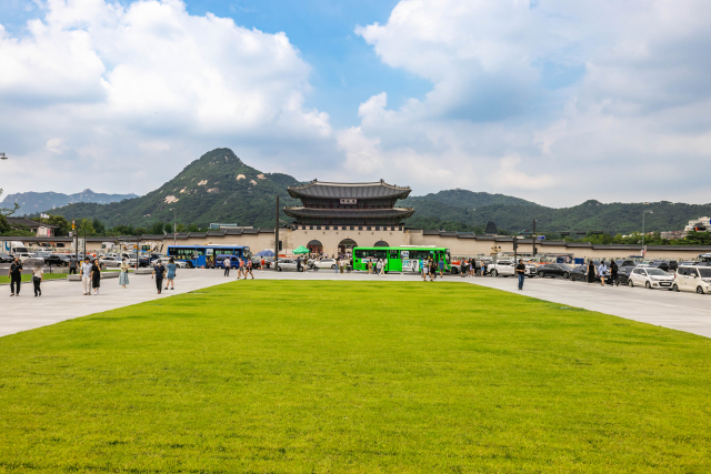 광화문광장 육조마당 전경. 조선시대 광화문광장은 중앙 관청이 밀집한 ‘육조거리’였다. 이 일대에는 사헌부를 비롯해 삼군부·병조·공조 등이 있었다. 사진 제공=서울시