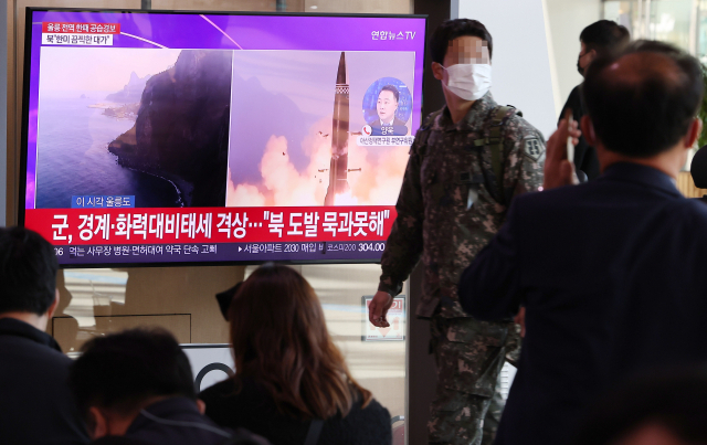 2일 서울역에서 시민들이 북한 탄도미사일 발사 관련 뉴스를 보고 있다. 연합뉴스