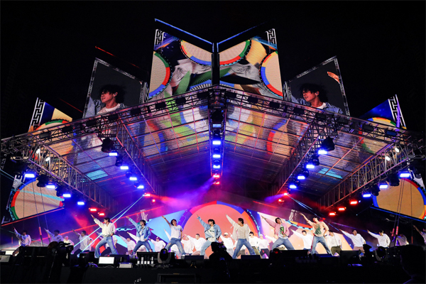 방탄소년단(BTS)이 지난달 15일 부산아시아드주경기장에서 열린 2030 부산세계박람회 유치 기원 콘서트에서 공연하고 있다./사진 제공 = 빅히트뮤직
