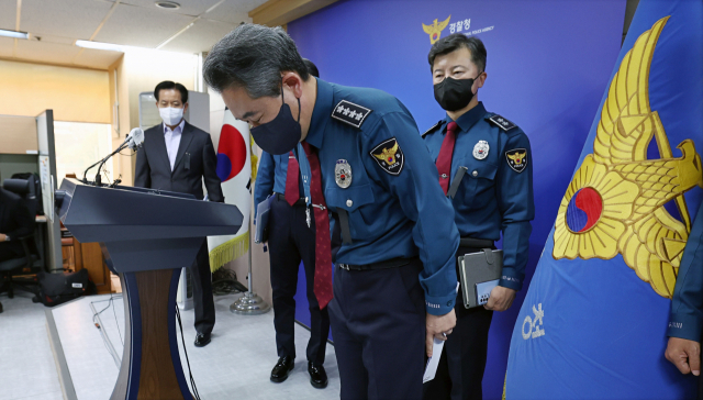 윤희근 경찰청장이 1일 서울 서대문구 경찰청에서 '이태원 참사' 관련 입장 표명을 마친 뒤 인사하고 있다./연합뉴스