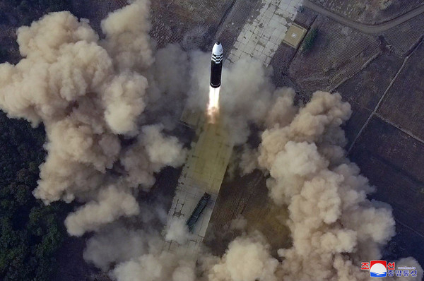 북한이 보유한 신형 대륙간탄도미사일(ICBM) '화성-17형'. 연합뉴스
