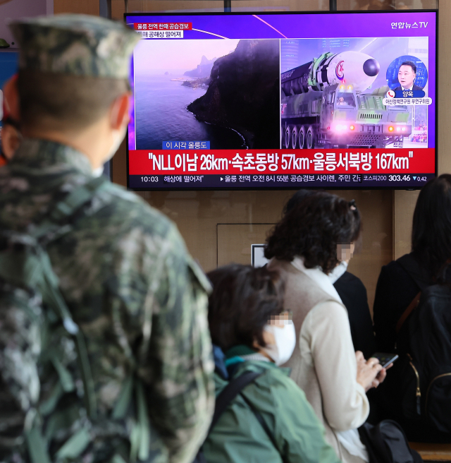 지난 2일 오전 서울역에서 시민들이 북한 탄도미사일 발사 관련 뉴스를 보고 있다. 연합뉴스