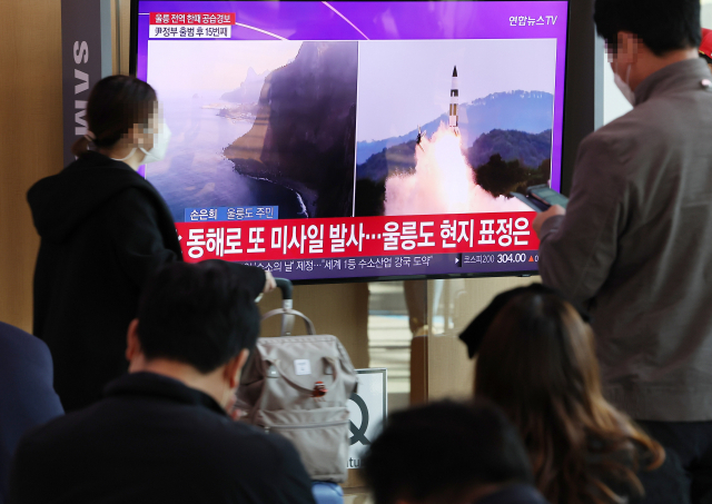 2일 서울역에서 시민들이 북한 탄도미사일 발사 관련 뉴스를 보고 있다. /연합뉴스