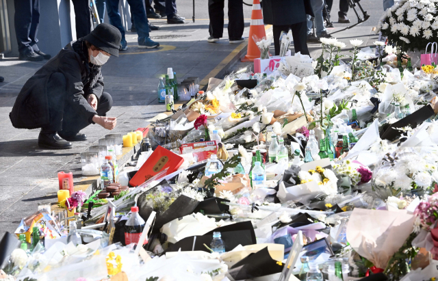 한 시민이 2일 서울 용산구 이태원역 1번 출구 앞에 마련된 추모 공간에서 분향을 하고 있다. 이호재 기자
