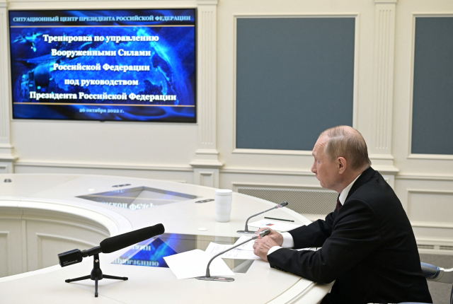 블라디미르 푸틴 러시아 대통령이 지난달 26일(현지시간) 수도 모스크바에서 러시아군의 전술핵 훈련을 참관하고 있다. 로이터연합뉴스