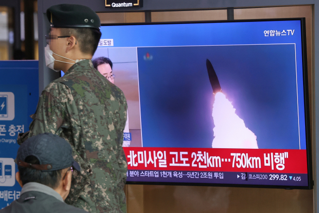 3일 서울역 대합실에서 시민들의 북한의 탄도미사일 발사와 관련된 뉴스를 보고 있다. / 연합뉴스