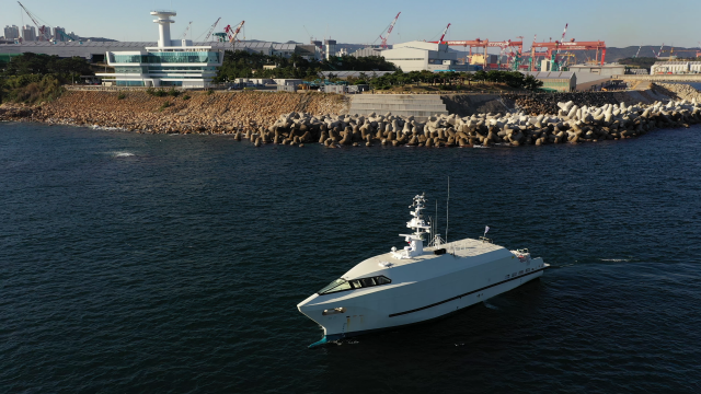 울산시 동구에 위치한 자율운항선박 성능실증센터 앞 해안을 자율운항선박 시험선인 해양누리호가 지나가고 있다. 사진 제공= 자율운항선박성능실증센터