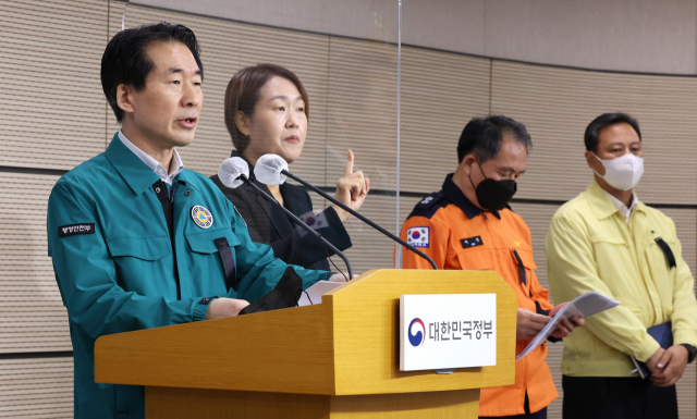 김성호(왼쪽) 행정안전부 재난안전관리본부장이 3일 오전 세종시 정부세종청사에서 이태원 사고 관련 브리핑을 진행하고 있다. 세종=연합뉴스