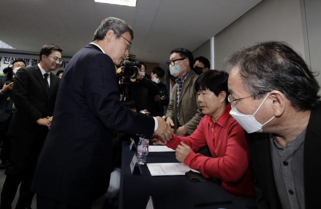 지난달 20일 오전 서울 중구 진실·화해를위한과거사정리위원회에서 열린 선감학원 아동 인권침해 사건 진실규명 결정 발표 기자회견에서 정근식 진실화해위원장과 김동연 경기도지사가 피해자를 위로하고 있다. 연합뉴스