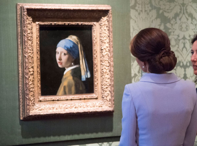 17세기 네덜란드 화가 요하네스 페르메이르의 작품 ‘진주 귀걸이를 한 소녀’를 훼손하려다 체포된 기후활동가들이 실형을 선고받았다. 로이터통신