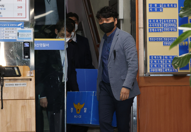 경찰 특별수사본부 관계자들이 2일 서울 용산경찰서에서 압수수색을 마친 후 나오고 있다. 연합뉴스