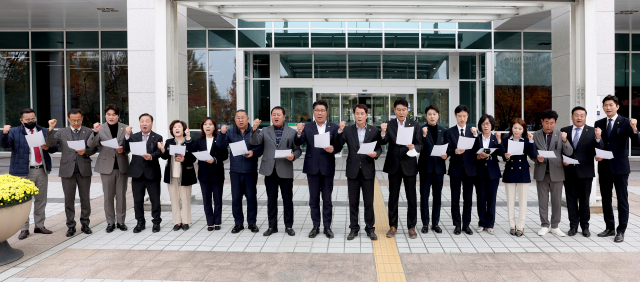 이상대(왼쪽에서 열번째) 대전시의회 의장과 의원들이 ‘방위사업청 대전이전’을 강력 추진할 것을 촉구하고 있다. 사진제공=대전시의회