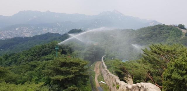 서울 산악 지역에 설치된 산불 소화 시설이 작동하고 있다. 사진 제공=서울시