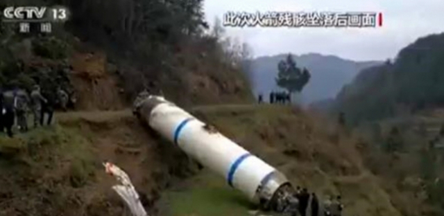 2020년 3월 중국 마을에 떨어진 창정3B호 로켓 잔해. 사진=중국CCTV 캡처
