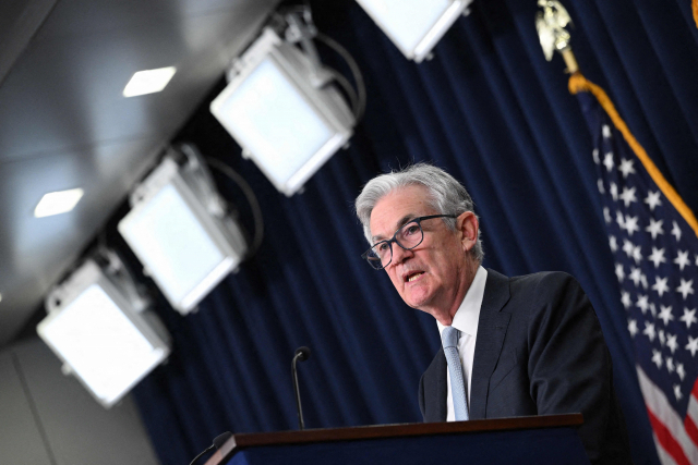 제롬 파월 연준 의장이 2일(현지 시간) 미국 워싱턴DC 연준에서 11월 FOMC 결과를 기자들에게 설명하고 있다.AFP연합뉴스