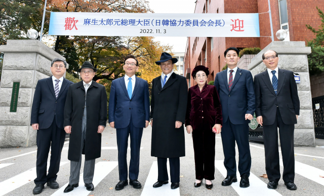 김기병(왼쪽 세번째) 롯데관광개발 회장 겸 학교법인 미림학원 이사장과 아소 다로 일본 자민당 부총재(왼쪽 네번째) 등이 3일 서울 관악구 신림동 미림여고를 방문해 기념 촬영을 하고 있다./사진 제공=롯데관광개발