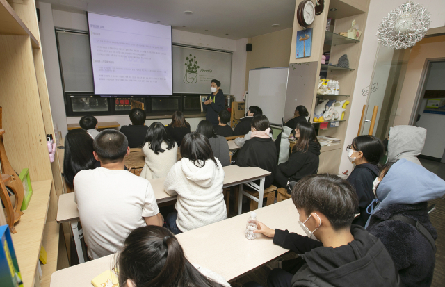 케이뱅크 직원들이 지난 2일 경기도 하남시 민들레꽃피우기 지역아동센터에서 청소년들을 대상으로 불법사금융 피해예방 금융교육을 실시하고 있다. 사진 제공=케이뱅크