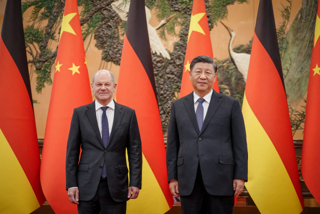 시진핑(오른쪽) 중국 국가주석이 4일 베이징 인민대회당에서 올라프 숄츠 독일 총리와 회담에 앞서 기념촬영을 하고 있다. 로이터연합.