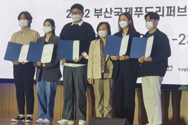 영산대학교 서양조리전공이 2022 부산국제푸드리퍼브 콘퍼런스의 상품개발 캡스톤 경진대회에서 대상을 받고 기념촬영을 하고 있다./사진제공=영산대