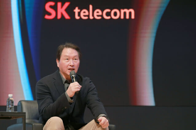 최태원 SK그룹 회장이 3일 삼성동 코엑스에서 열린 스파크랩 데모데이 행사에 참여해 발표를 하고 있다.(사진=스파크랩)