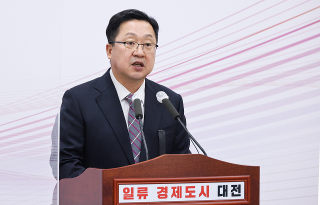 이장우 대전시장이 국회 국방위 예산소위가 방사청 이전예산을 삭감한 것과 관련해 기자브리핑을 갖고 유감을 표명하고 있다. 사진제공=대전시