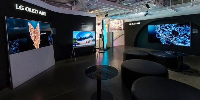 홍콩 퀸즈로드에서 열리는 '디지털 아트페어 2022'에 LG전자 올레드 TV가 예술 작품과 함께 전시된 모습. 사진제공=LG전자