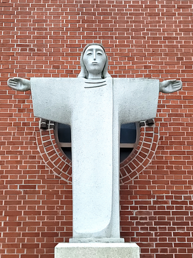 명동성당 진입로에 세워져 있는 조각가 최종태 '예수상'