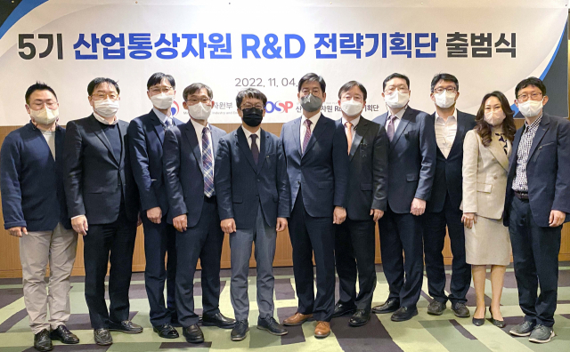 황수성(왼쪽 다섯번째) 산업통상자원부 산업혁신성장실장이 지난 3일 서울 코엑스 인터컨티넨탈 호텔에서 열린 ‘제5기 산업기술 R&D 전략기획단(OSP)' 발대식에서 참석자들과 기념촬영을하고 있다. 사진제공=산업통상자원부